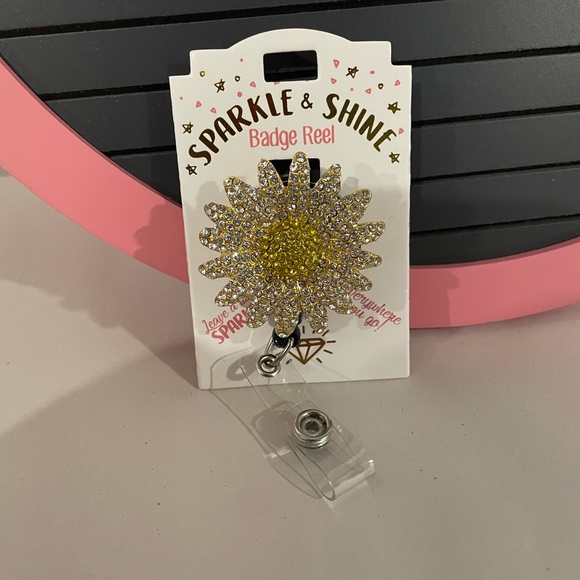 Sparkle & Shine Daisy Badge Reel - Picture 1 of 3